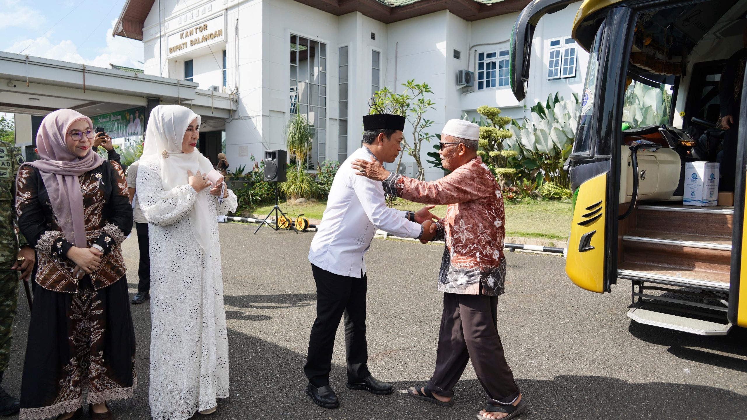Bupati Balangan Abdul Hadi menyambut kepulangan jemaah haji Kabupaten Balangan di halaman Kantor Bupati.