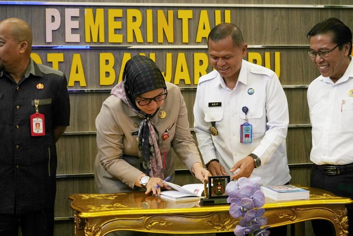 Wali Kota Banjarbaru menandatangani buku Pencegahan Penyalahgunaan Narkoba bersama BNN Kota Banjarbaru.