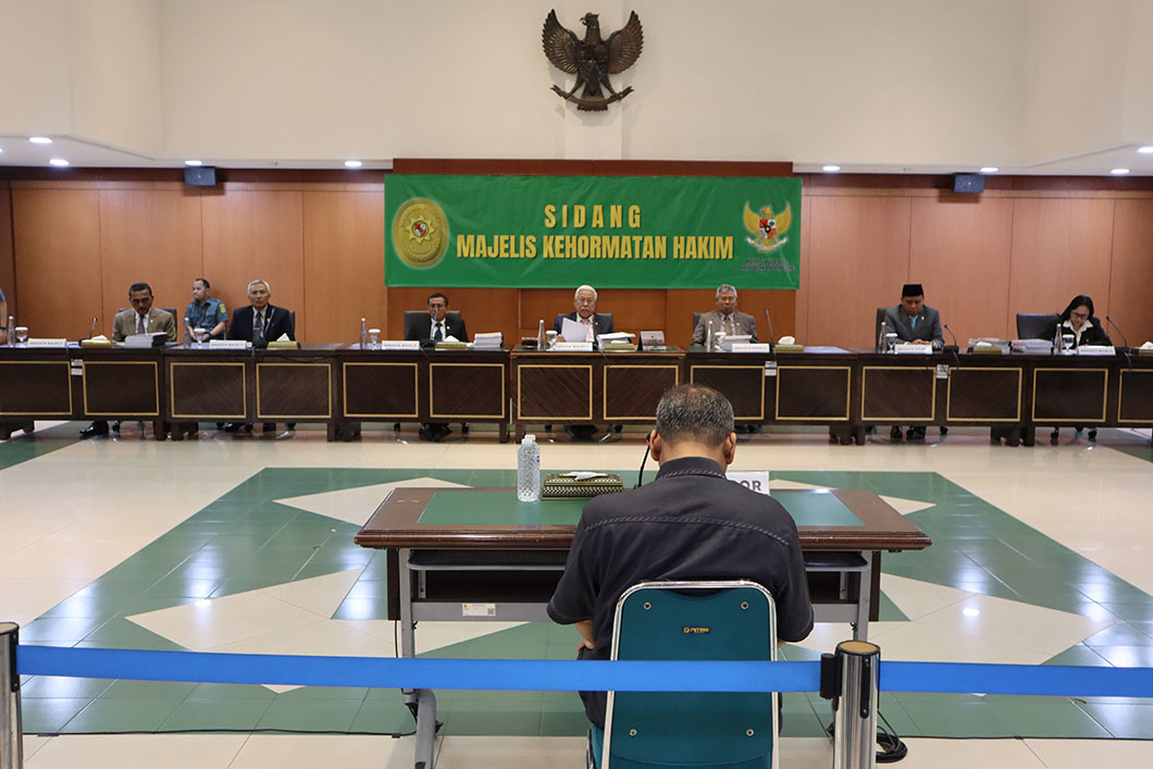 Sidang Majelis Kehormatan Hakim yang menjatuhkan sanksi kepada hakim SW.