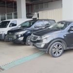 Petugas KPK menunjukkan aset rampasan tindak pidana korupsi yang akan dilelang kepada masyarakat.