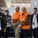 KPK menahan dua tersangka dugaan korupsi pembagian kuota haji Indonesia tahun 2023-2024.