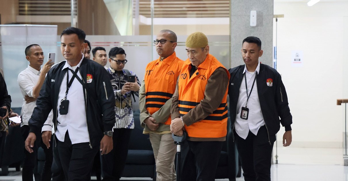 KPK menahan dua tersangka dugaan korupsi pembagian kuota haji Indonesia tahun 2023-2024.