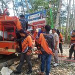 Peserta pelatihan Tim Damkar Kecamatan Tebing Tinggi mengikuti praktik penggunaan peralatan pemadam kebakaran bersama BPBD Balangan.