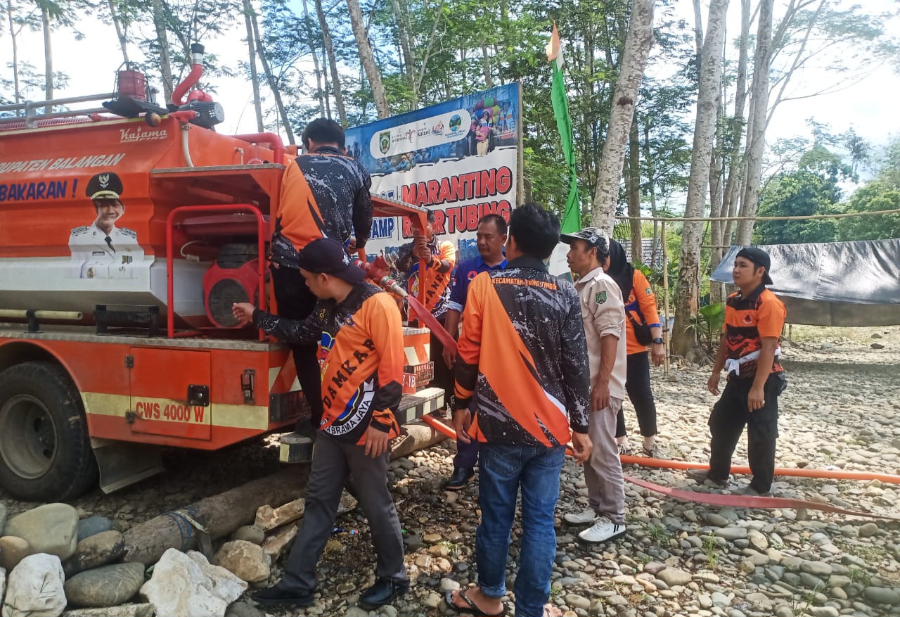 Peserta pelatihan Tim Damkar Kecamatan Tebing Tinggi mengikuti praktik penggunaan peralatan pemadam kebakaran bersama BPBD Balangan.