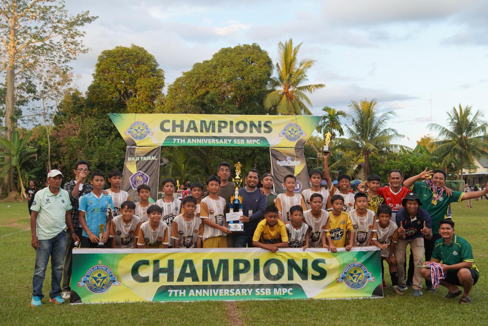 SSB MPC Mantimin merayakan kemenangan di final turnamen sepak bola usia dini U-13.