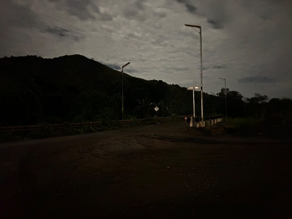 Kondisi gelap di Jembatan Awang Bangkal saat malam hari akibat lampu PJU yang belum berfungsi dan belum diperbaiki selama lebih dari satu tahun.