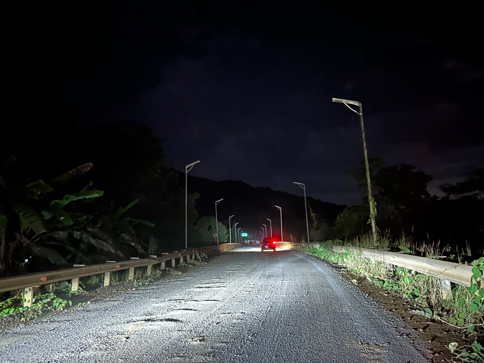Kondisi Jembatan Awang Bangkal saat malam hari tanpa penerangan jalan.