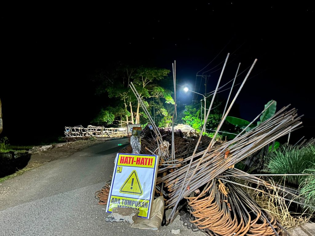 Warga menyoroti proyek pembangunan Jembatan Mandikapau senilai hampir Rp1 miliar yang disebut berhenti beraktivitas selama beberapa pekan terakhir. Foto: borneoinfonews.com/Rasyad.