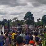 Petugas pemadam kebakaran memadamkan api yang membakar enam rumah di Desa Pingaran Ilir, Astambul.