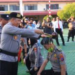 Upacara kenaikan pangkat personel Polresta Banjarmasin menjelang Hari Bhayangkara ke-80.