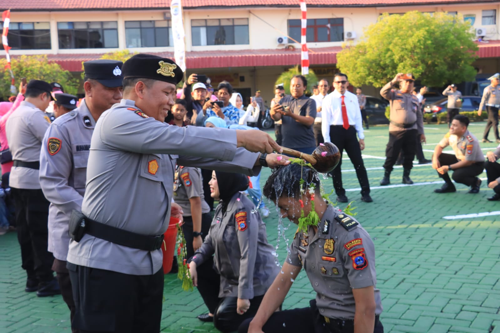 Upacara kenaikan pangkat personel Polresta Banjarmasin menjelang Hari Bhayangkara ke-80.