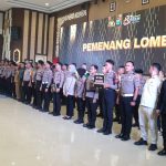 Perwakilan Polresta Banjarmasin menerima penghargaan pada peringatan Hari Bhayangkara ke-80 tingkat Polda Kalimantan Selatan.