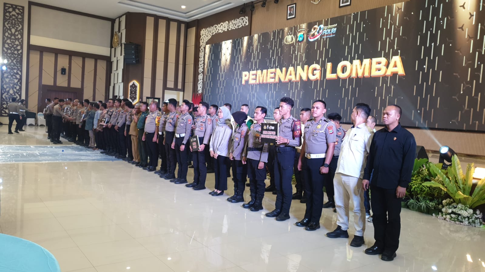 Perwakilan Polresta Banjarmasin menerima penghargaan pada peringatan Hari Bhayangkara ke-80 tingkat Polda Kalimantan Selatan.