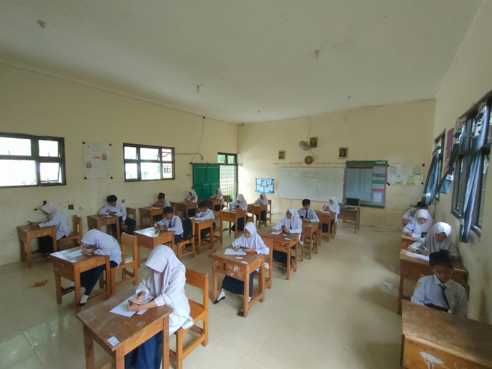 Siswa MTsN 2 Balangan mengikuti ujian online berbasis aplikasi digital