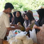 Warga Desa Mihu membeli kebutuhan pokok pada kegiatan pasar murah Disperindag Balangan