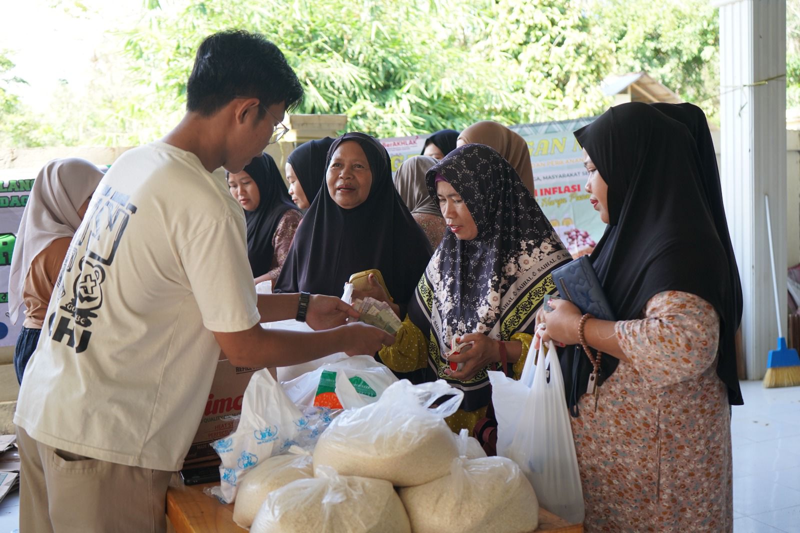 Warga Desa Mihu membeli kebutuhan pokok pada kegiatan pasar murah Disperindag Balangan