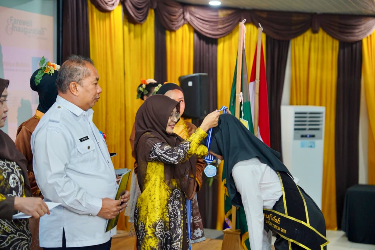 Kepala Disdikbud Balangan Abiji menghadiri pengukuhan dan pelepasan siswa SMPN 4 Paringin Tahun 2026