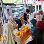 Warga Desa Pupuyuan berbelanja kebutuhan pokok pada pasar murah Disperindag Balangan.