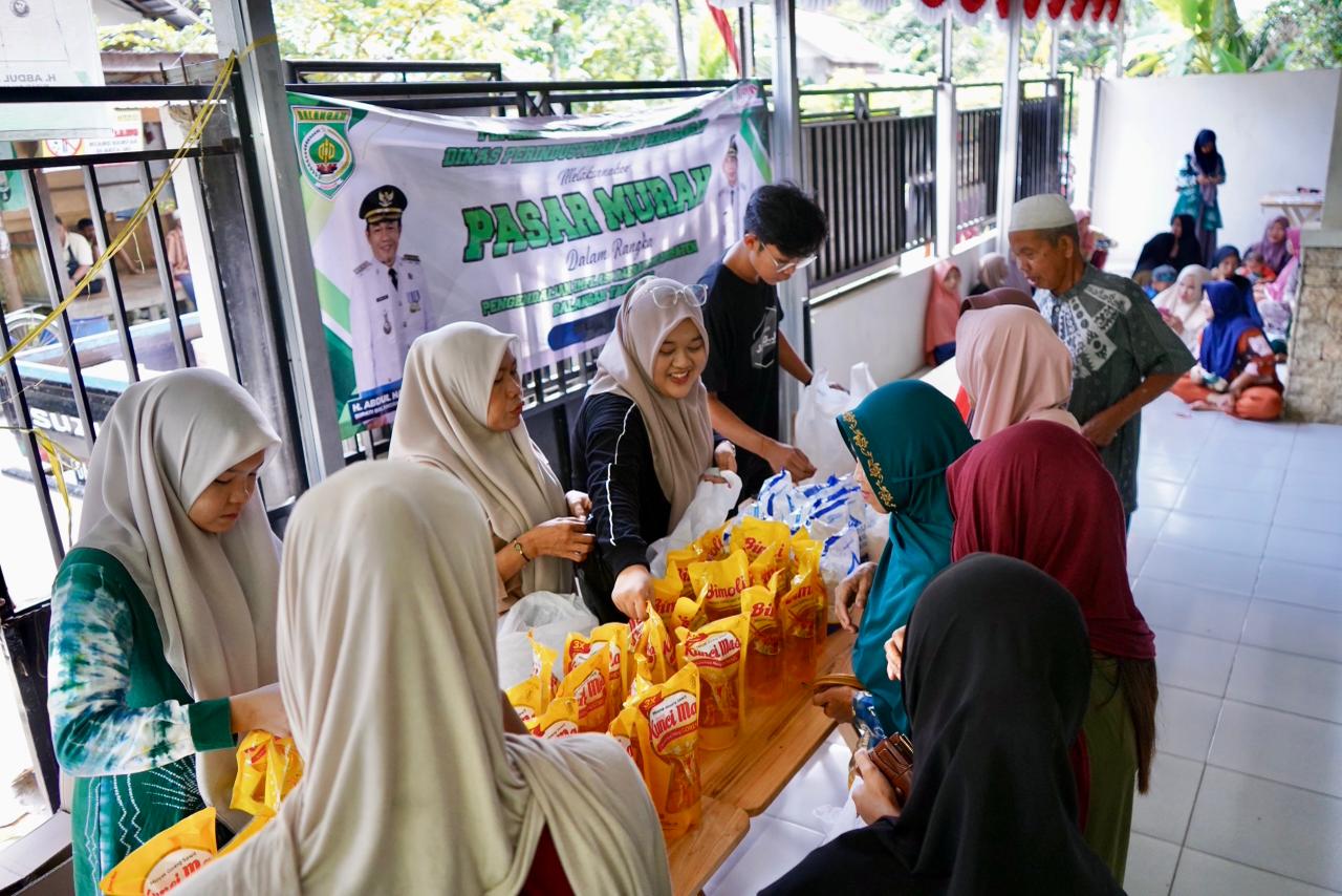 Warga Desa Pupuyuan berbelanja kebutuhan pokok pada pasar murah Disperindag Balangan.