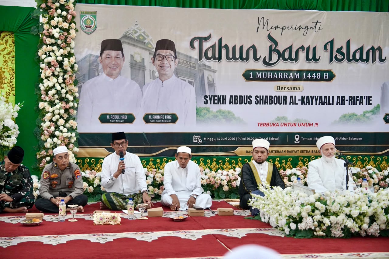Wakil Bupati Balangan Akhmad Fauzi menyampaikan sambutan pada peringatan Tahun Baru Islam 1448 Hijriah di Masjid Al Akbar Balangan.