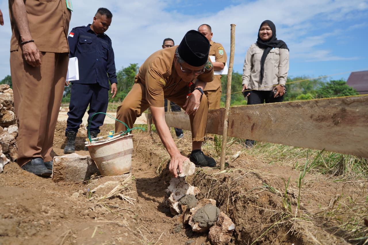 Peletakan batu pertama pembangunan Langgar At-Taqwa di Desa Mamigang, Kecamatan Halong, Kabupaten Balangan.