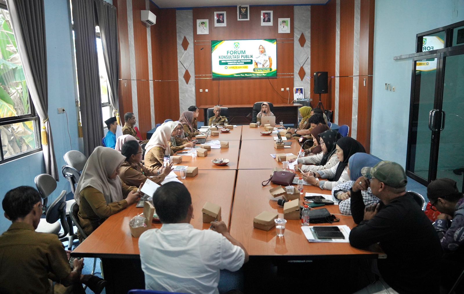 Forum Konsultasi Publik Disperindag Balangan yang diikuti pelaku usaha dan masyarakat di Aula Disperindag Balangan.