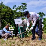 Pembagian bibit pohon gratis pada Gerakan Hijau dan Pohon untuk Bumi di Desa Balang.