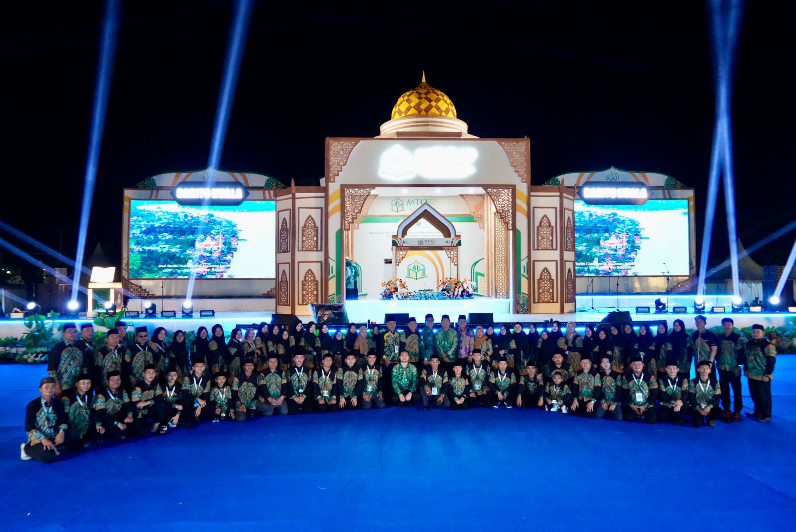 Kafilah Kabupaten Balangan menerima penghargaan pada penutupan MTQN XXXVII Kalimantan Selatan 2026.