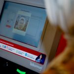 Proses registrasi biometrik pelanggan seluler menggunakan teknologi pengenalan wajah.