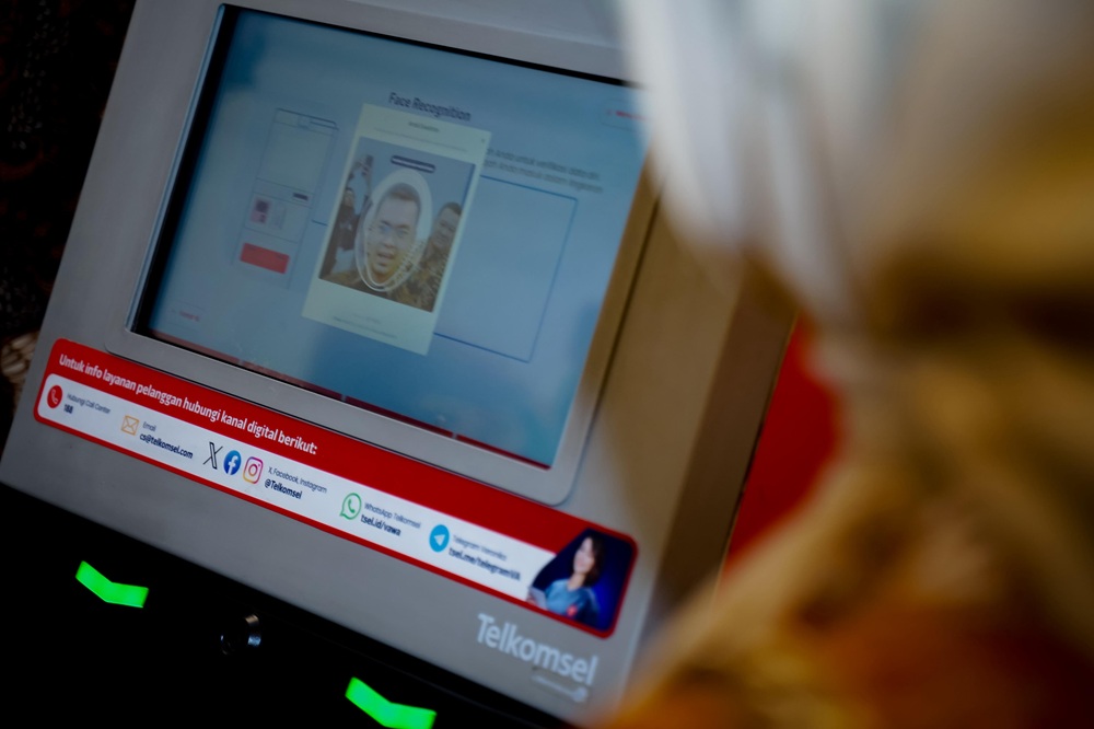 Proses registrasi biometrik pelanggan seluler menggunakan teknologi pengenalan wajah.