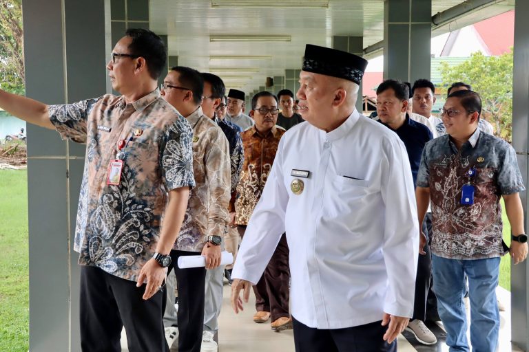 Gubernur Kalimantan Selatan Muhidin meninjau lokasi pembangunan Gedung Layanan Kedokteran Nuklir di RSUD Ansari Saleh.