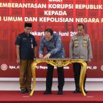 Penandatanganan penyerahan aset rampasan KPK kepada KPU dan Polri di Jakarta.