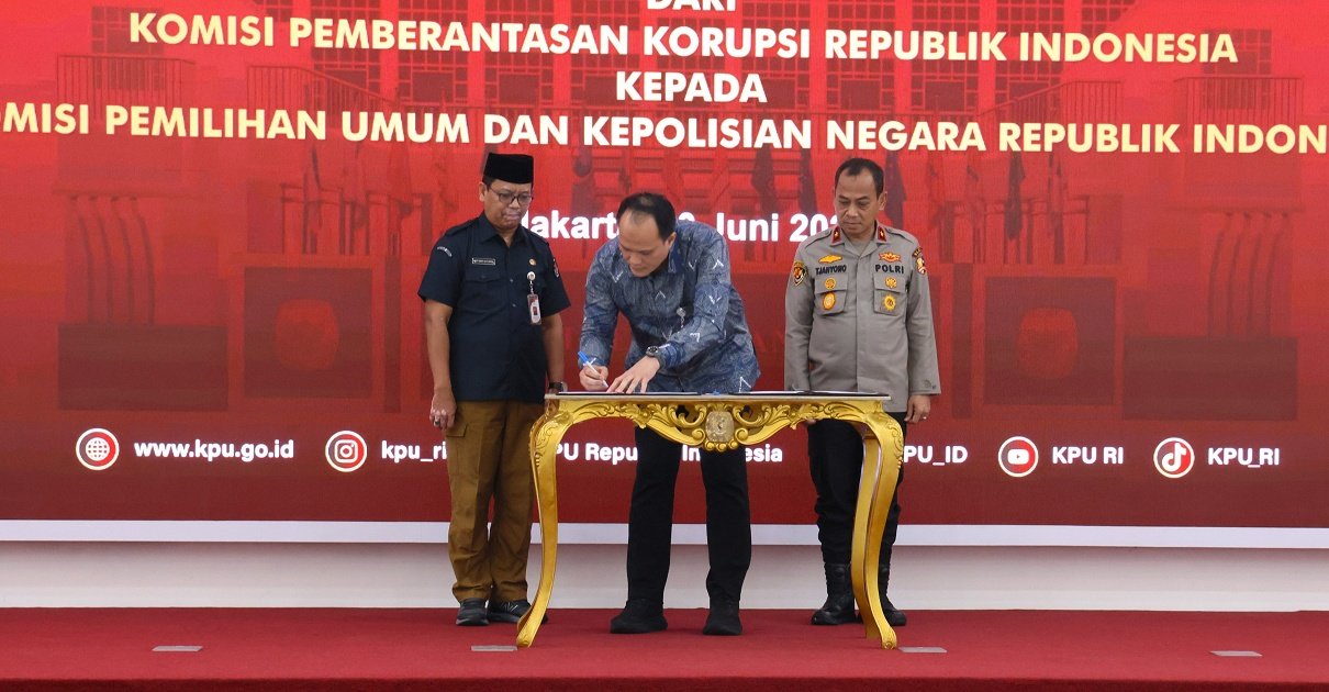 Penandatanganan penyerahan aset rampasan KPK kepada KPU dan Polri di Jakarta.