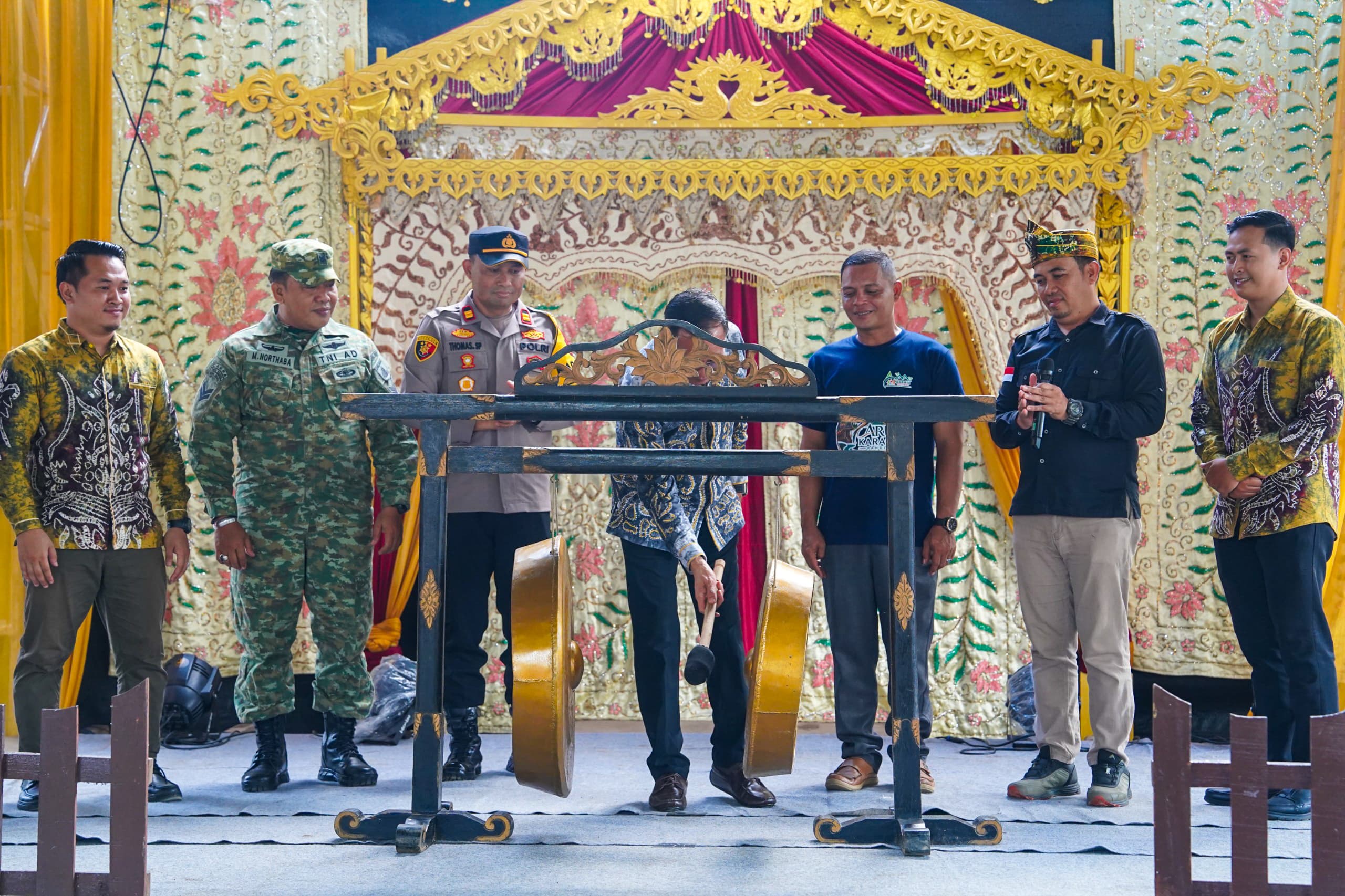 Pertunjukan seni budaya pada Aruh Karasmin Pahuluan di Desa Muara Ninian.