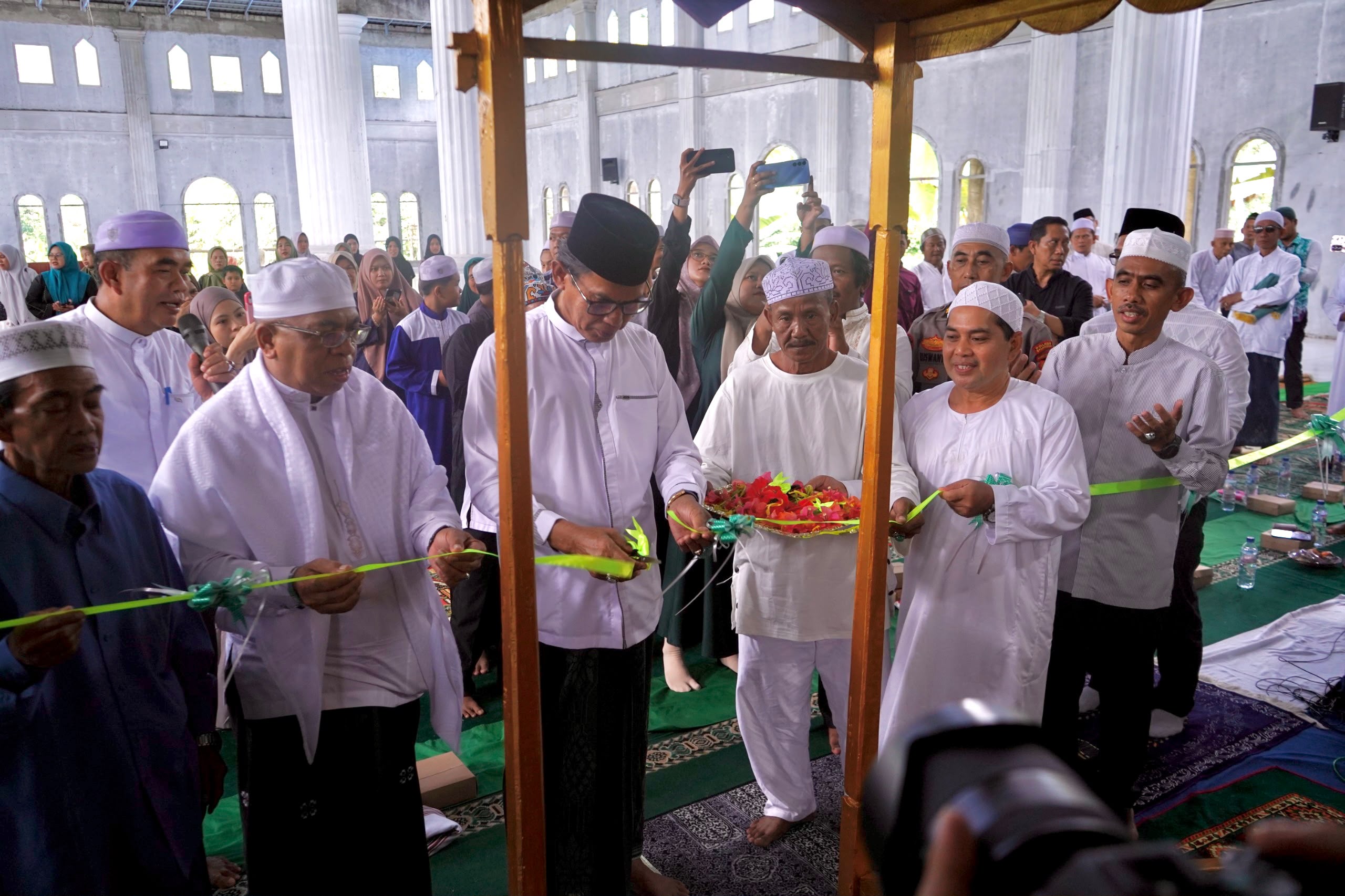 Wakil Bupati Balangan meresmikan Masjid Raudhatul Jannah di Gunung Pandau.