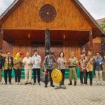 Masyarakat Dayak Deah mengikuti Festival Mesiwah Pare Gumboh VIII di Desa Liyu, Kabupaten Balangan.