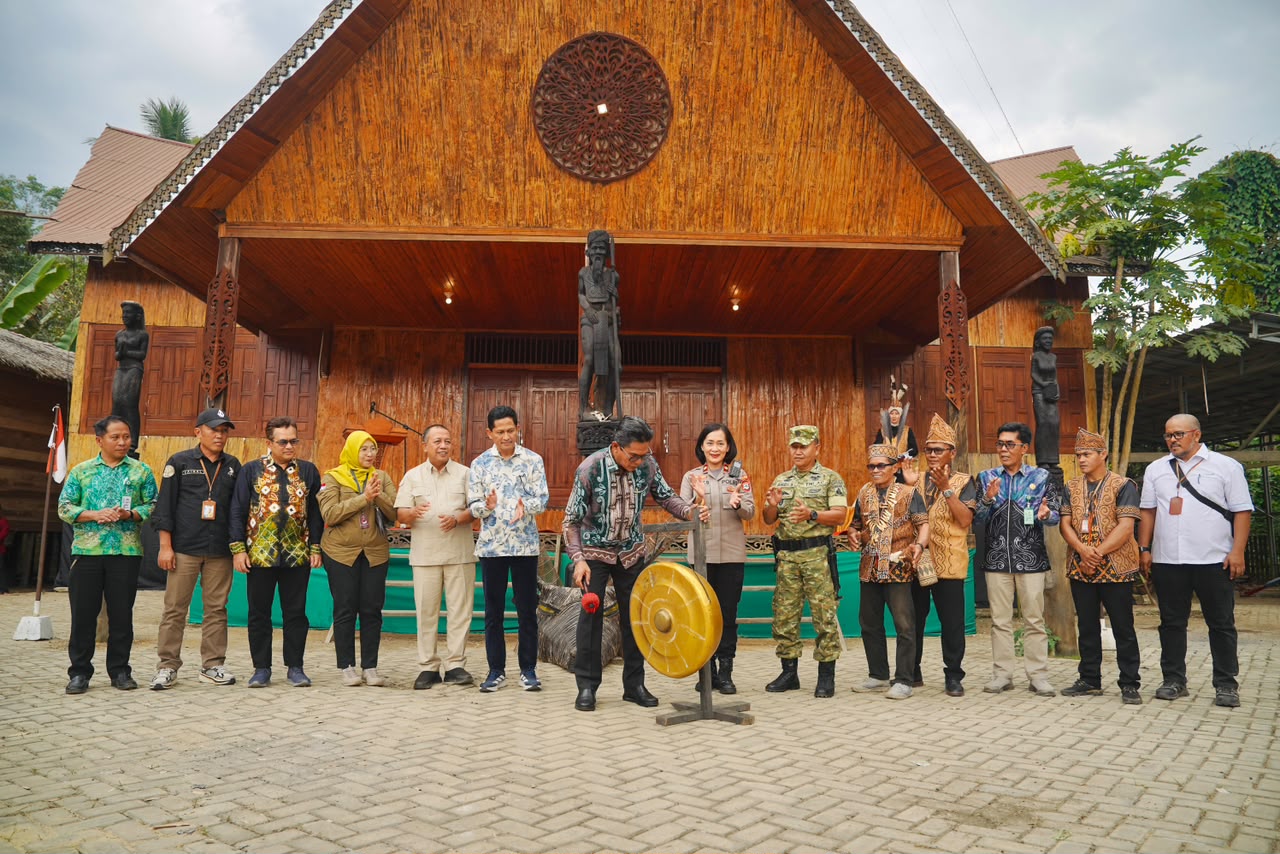 Masyarakat Dayak Deah mengikuti Festival Mesiwah Pare Gumboh VIII di Desa Liyu, Kabupaten Balangan.