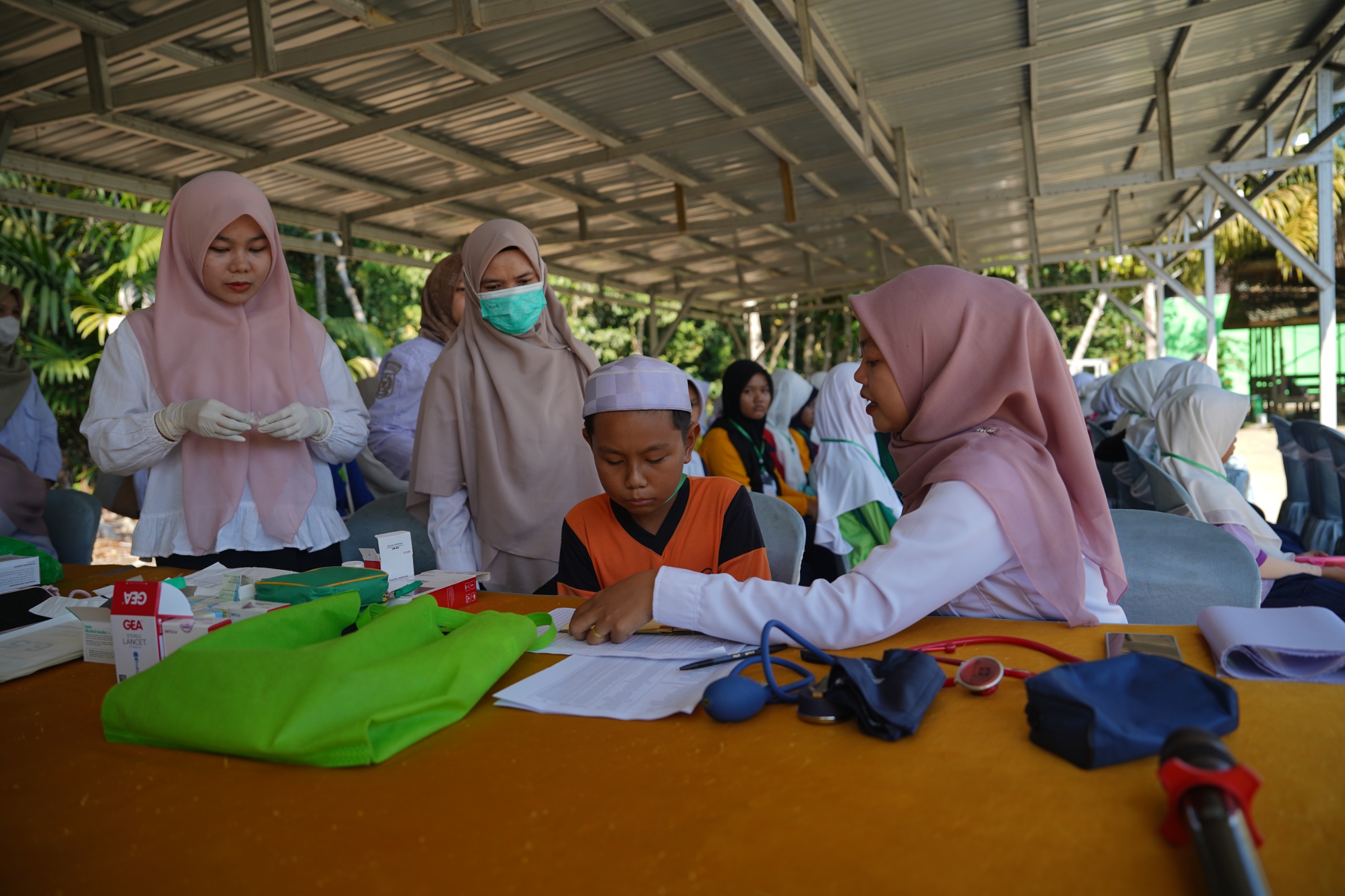 Siswa MTsN 5 Balangan mengikuti Program Aksi Bergizi yang digelar Dinas Kesehatan Kabupaten Balangan.