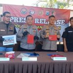 Pelaksana Harian Kapolresta Banjarmasin bersama jajaran Polsek Banjarmasin Utara menunjukkan barang bukti saat konferensi pers pengungkapan dua kasus penganiayaan.