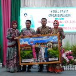 Bupati Balangan Abdul Hadi berjabat tangan dengan AKBP Arif Mansyur Supartono pada acara kenal pamit Kapolres Balangan.