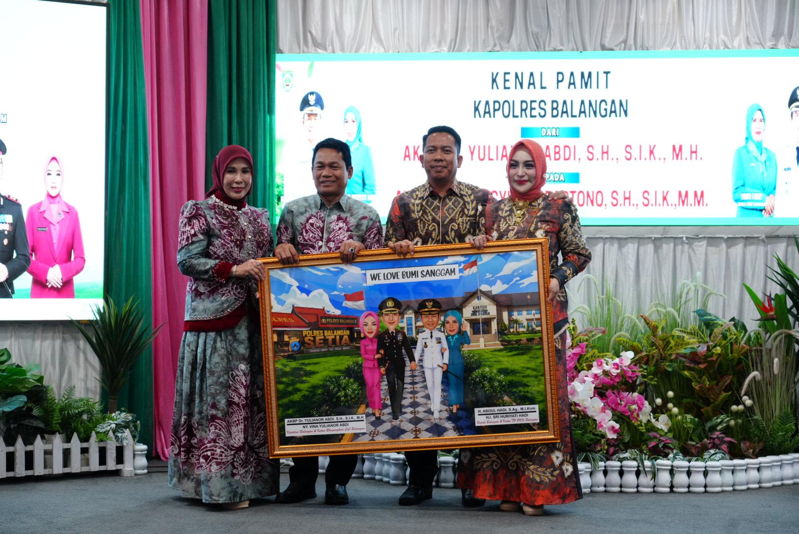 Bupati Balangan Abdul Hadi berjabat tangan dengan AKBP Arif Mansyur Supartono pada acara kenal pamit Kapolres Balangan.