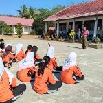 Petugas BPBD Balangan memberikan pelatihan dasar pemadam kebakaran kepada siswa SMAN 1 Halong.