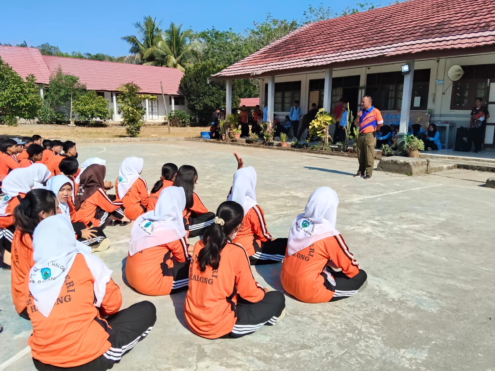 Petugas BPBD Balangan memberikan pelatihan dasar pemadam kebakaran kepada siswa SMAN 1 Halong.