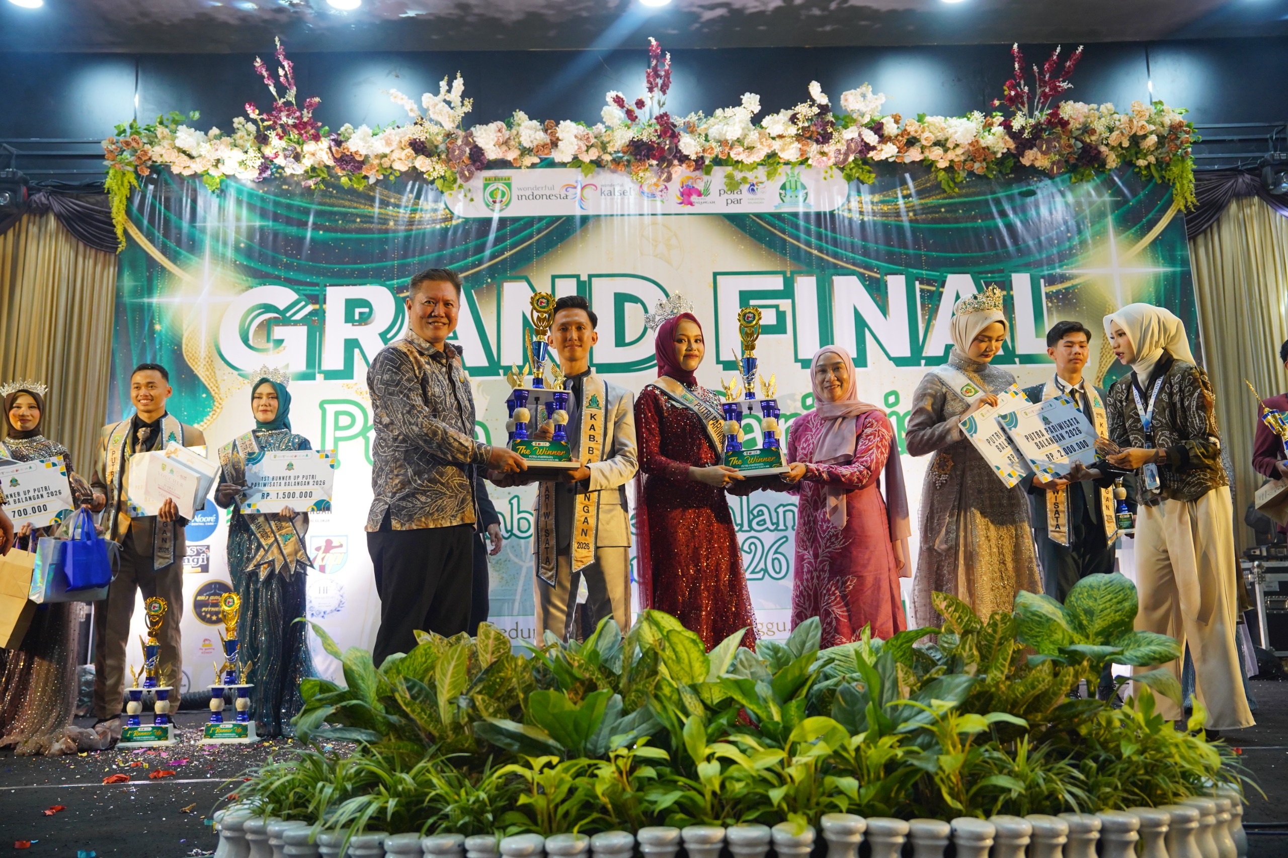 Raffa Arkandi Diki Pratama dan Siti Fatimah menerima gelar Putra Putri Pariwisata Balangan 2026.