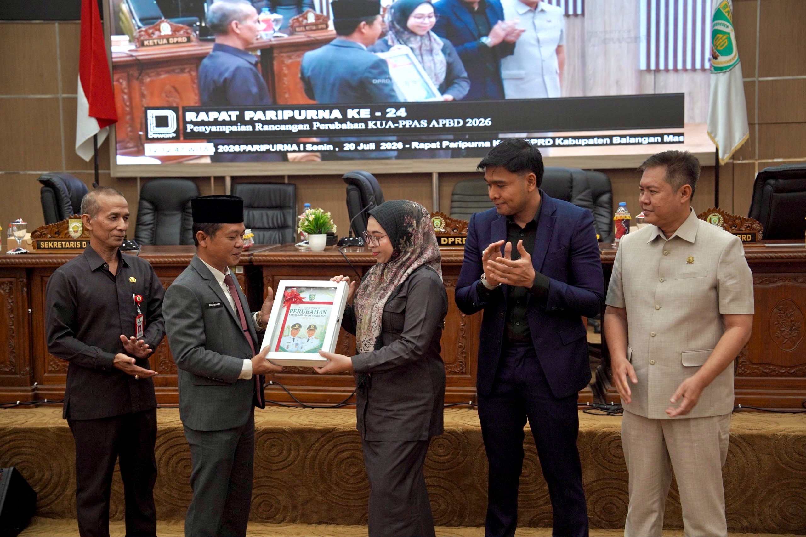 Sekda Balangan Fakhriyanto menyampaikan Rancangan Perubahan KUA-PPAS APBD 2026 di rapat paripurna DPRD.