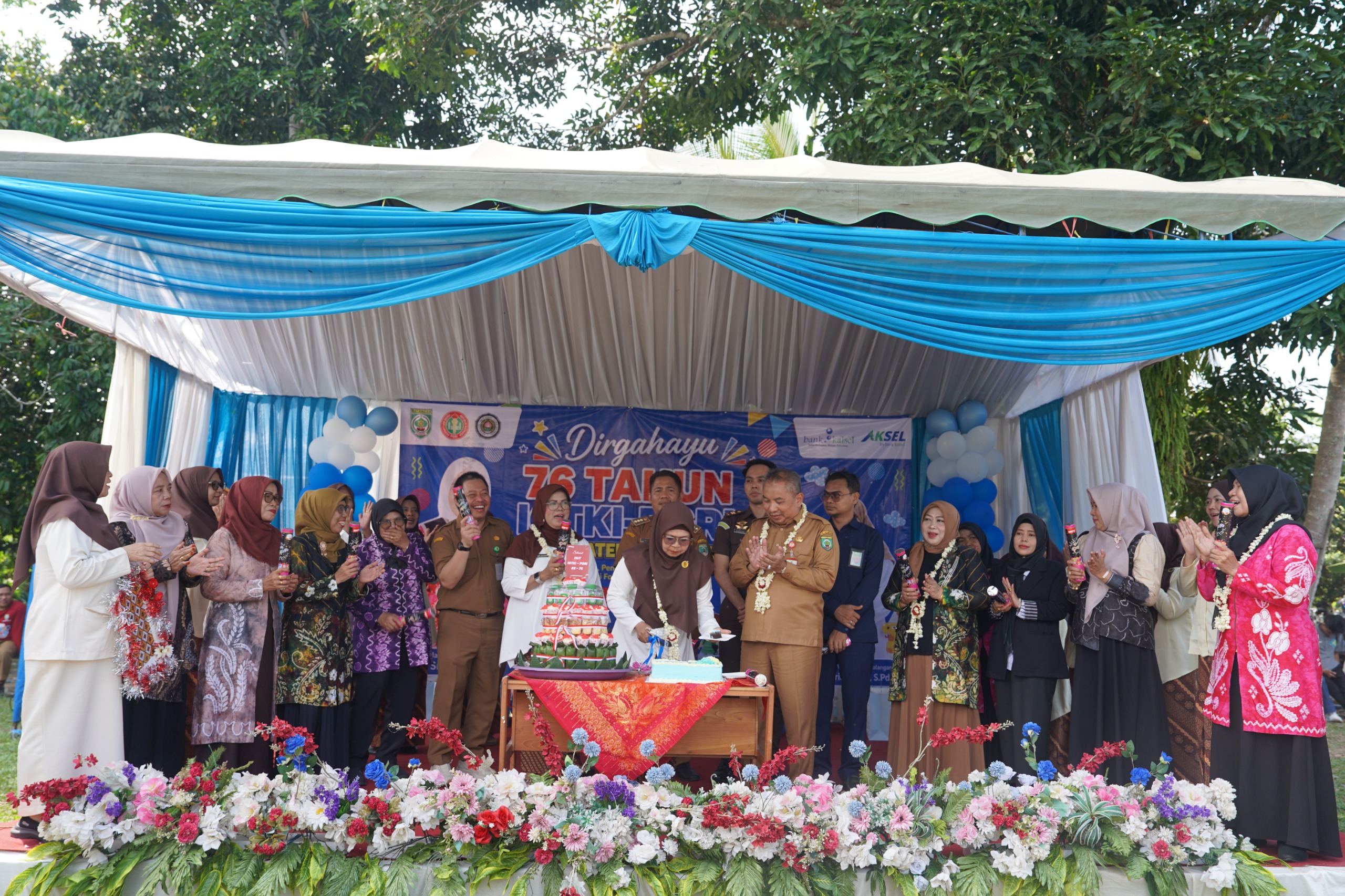 Kepala Disdikbud Balangan menghadiri HUT IGTKI-PGRI dan Hari Anak Nasional di Desa Mantimin.