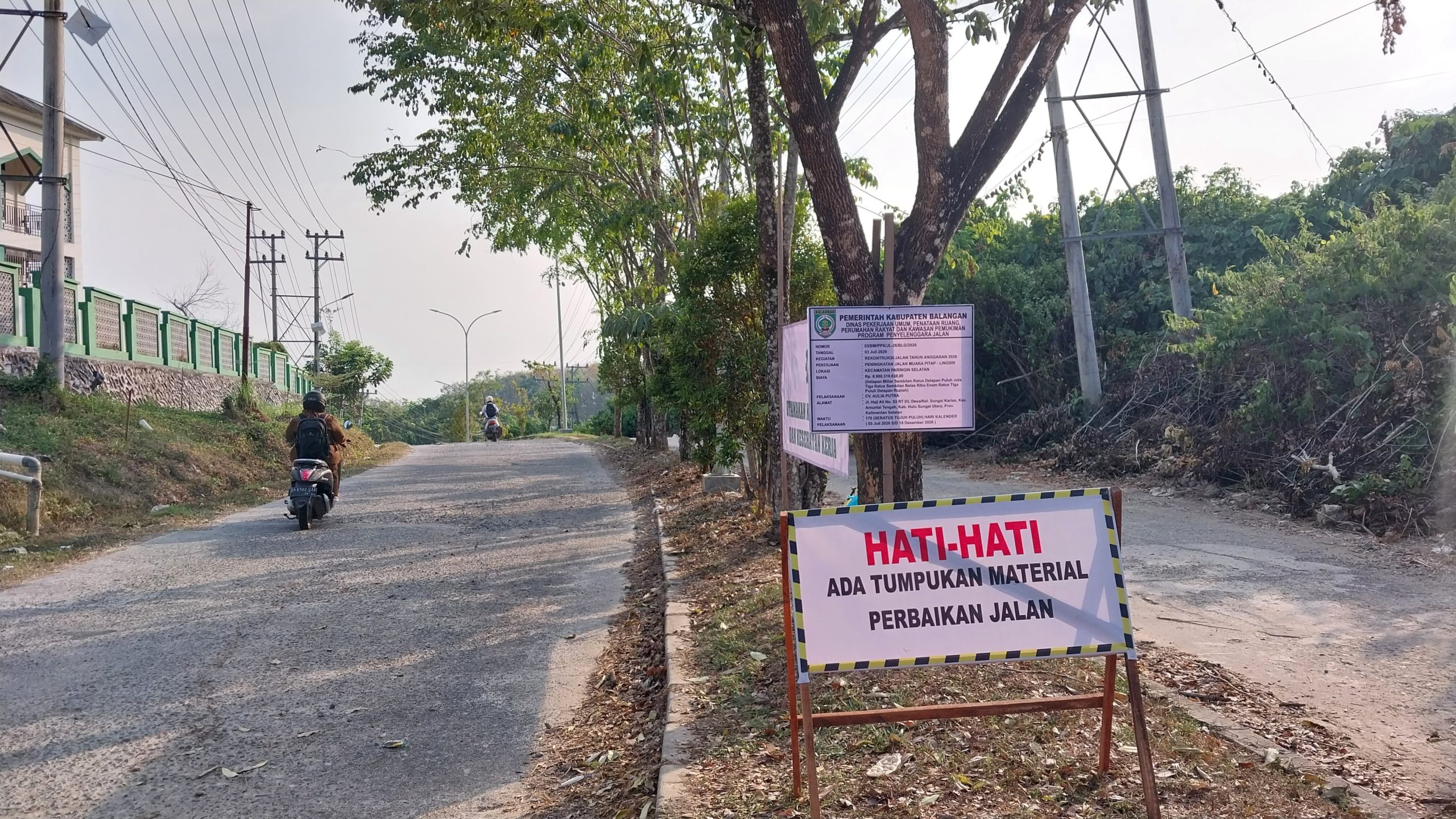 Pekerjaan peningkatan Jalan Muara Pitap–Lingsir di Kabupaten Balangan.