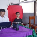 Petugas Disdukcapil Balangan melayani warga Desa Mantimin dalam program jemput bola administrasi kependudukan.