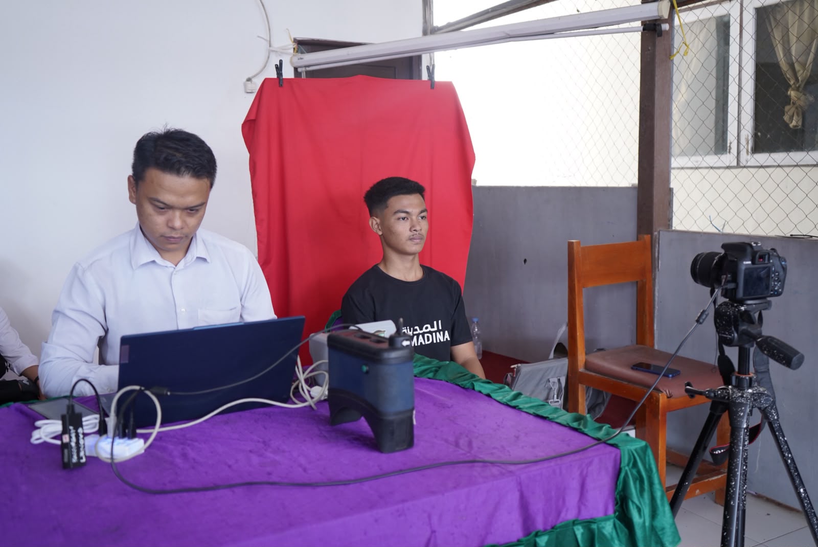 Petugas Disdukcapil Balangan melayani warga Desa Mantimin dalam program jemput bola administrasi kependudukan.