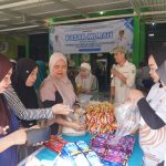 Warga Desa Dahai mengantre untuk membeli kebutuhan pokok pada kegiatan pasar murah Disperindag Balangan.